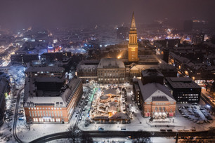 Drohnenbild vom Weihnachtsmarkt auf dem Rathausplatz