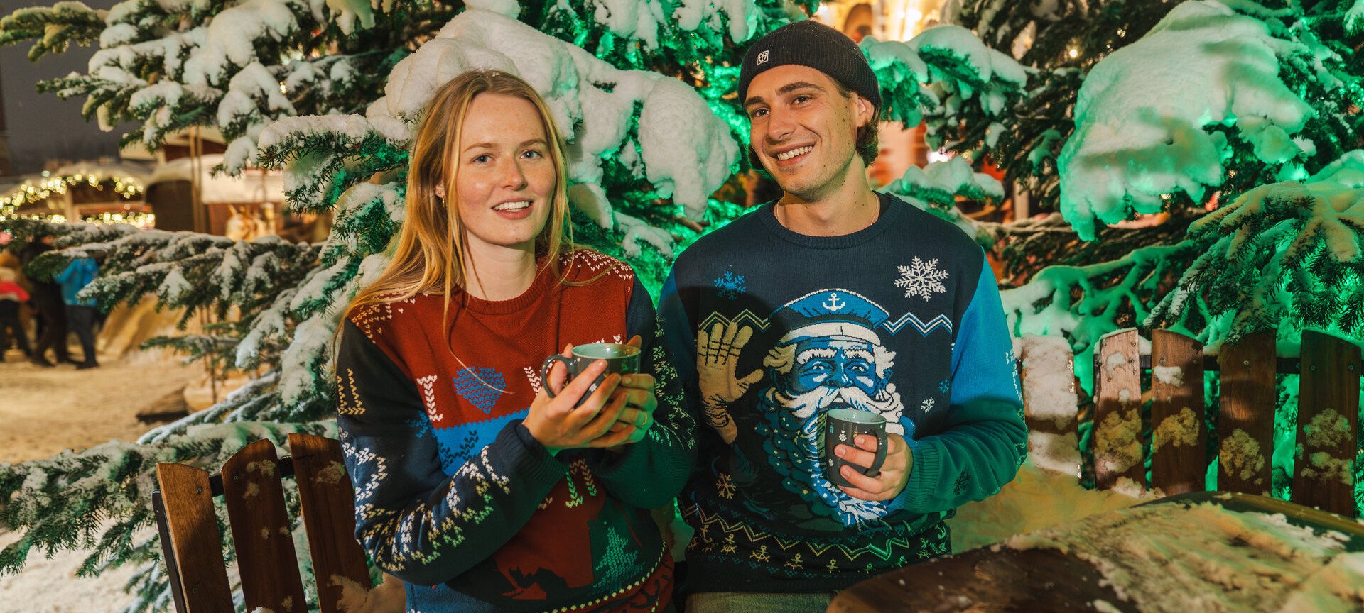 Pärchen trinkt Glühwein auf dem Weihnachtsmarkt