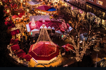 Vogelperspektive vom Weihnachtsmarkt auf dem Holstenplatz, viele warme Lichter 