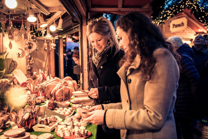 zwei junge Frauen stöbern nach Weihnachtsartikeln