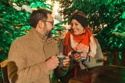 Pärchen trinkt Glühwein auf dem Weihnachtsmarkt