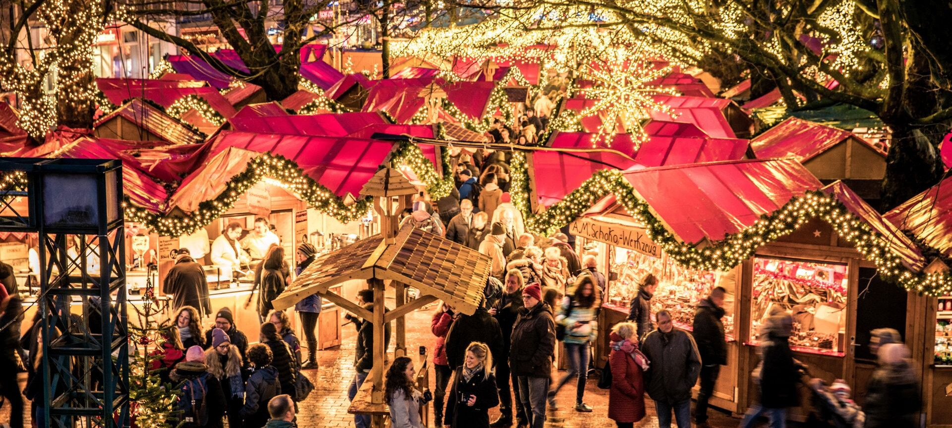 Weihnachtsmarkt: Menschen vor den Ständen