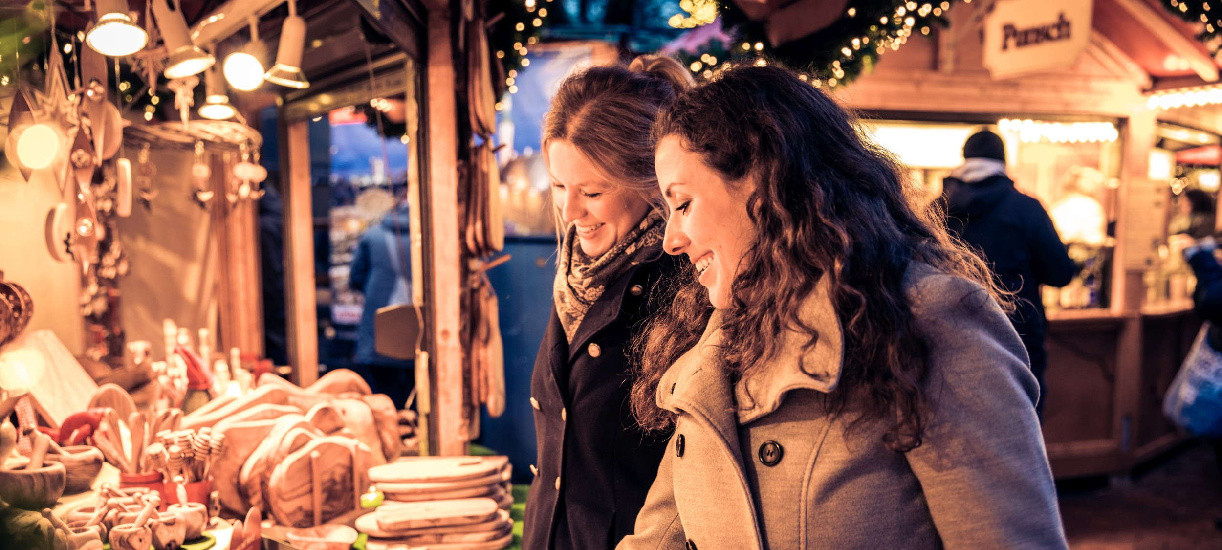 Zwei Personen am Weihnachtsmarktstand